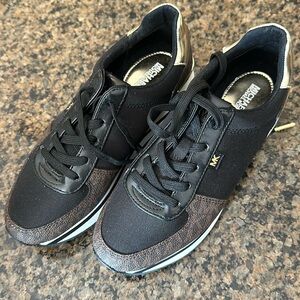 ~NEW~ Michael Kors trainer sneakers. Size 5.